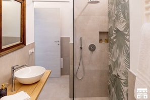 Dusche, Bidet, Handtücher
