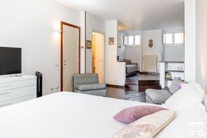 Iron/ironing board - A classically furnished apartment, located right in front of the lake, with a breathtaking view of the Bellagio peninsula, in the center of Lake Como.A few steps from the magical town of Varenna.Fiumelatte takes its name from the Fiumelatte river, which  (Fiumelatte)