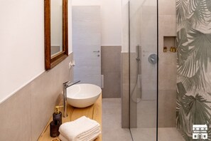 Shower, bidet, towels