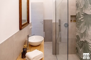 Dusche, Bidet, Handtücher