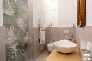 Dusche, Bidet, Handtücher