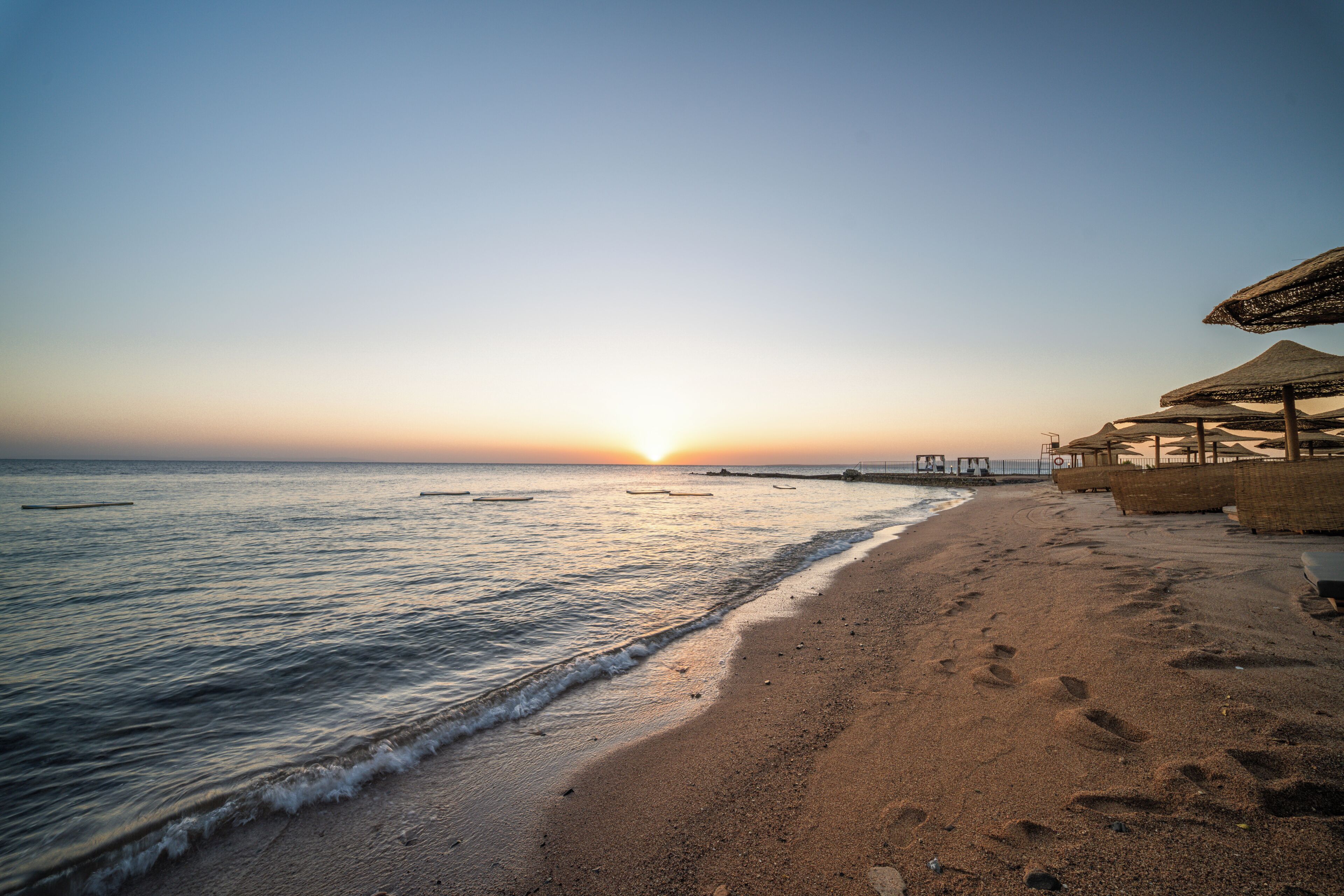 Praia particular, guarda-sóis, toalhas de praia 