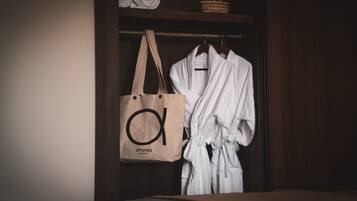 Coffres-forts dans les chambres, bureau, rideaux occultants