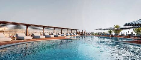 Piscine extérieure, cabanons gratuits, parasols de plage