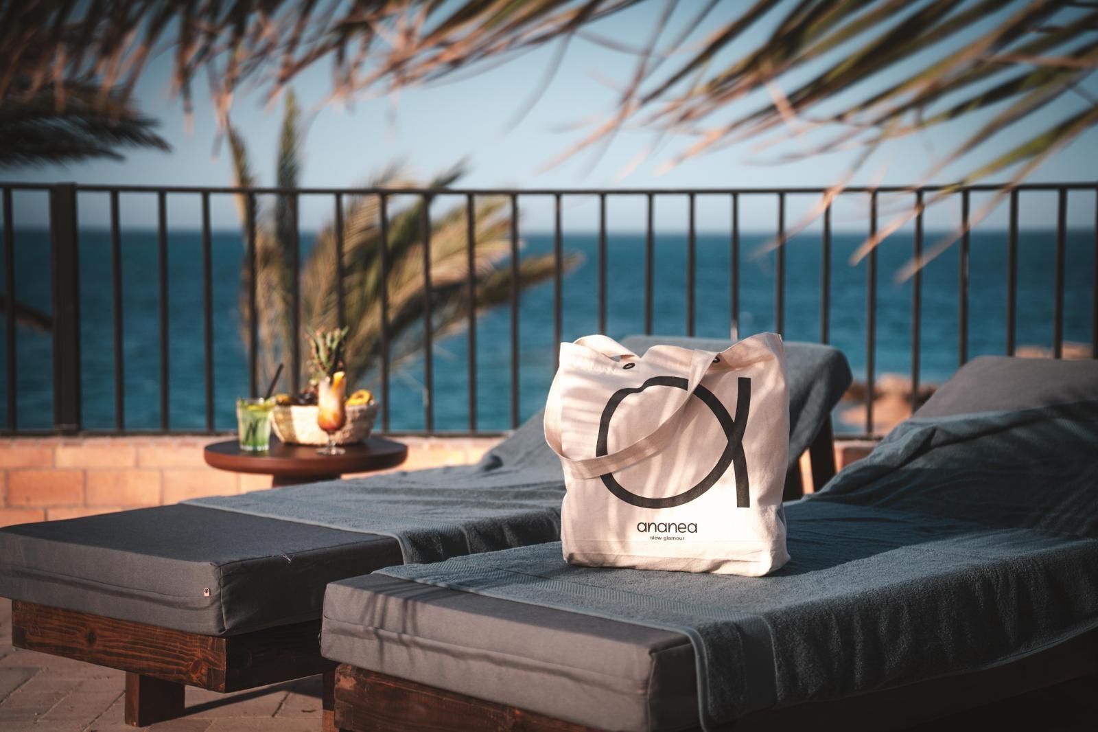 Piscina externa, barracas de cortesia, guarda-sóis