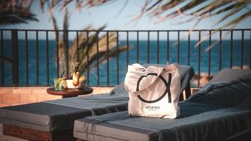 Piscina externa, barracas de cortesia, guarda-sóis