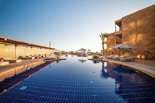 Piscina externa, barracas de cortesia, guarda-sóis
