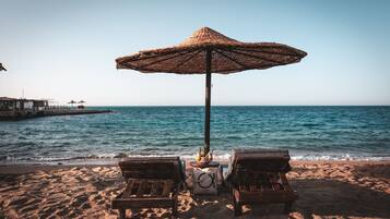 Playa privada, sombrillas, toallas de playa y yoga en la playa