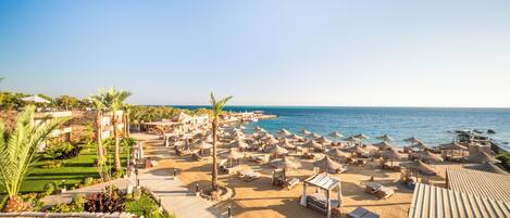 Plage privée, parasols, serviettes de plage, yoga sur la plage