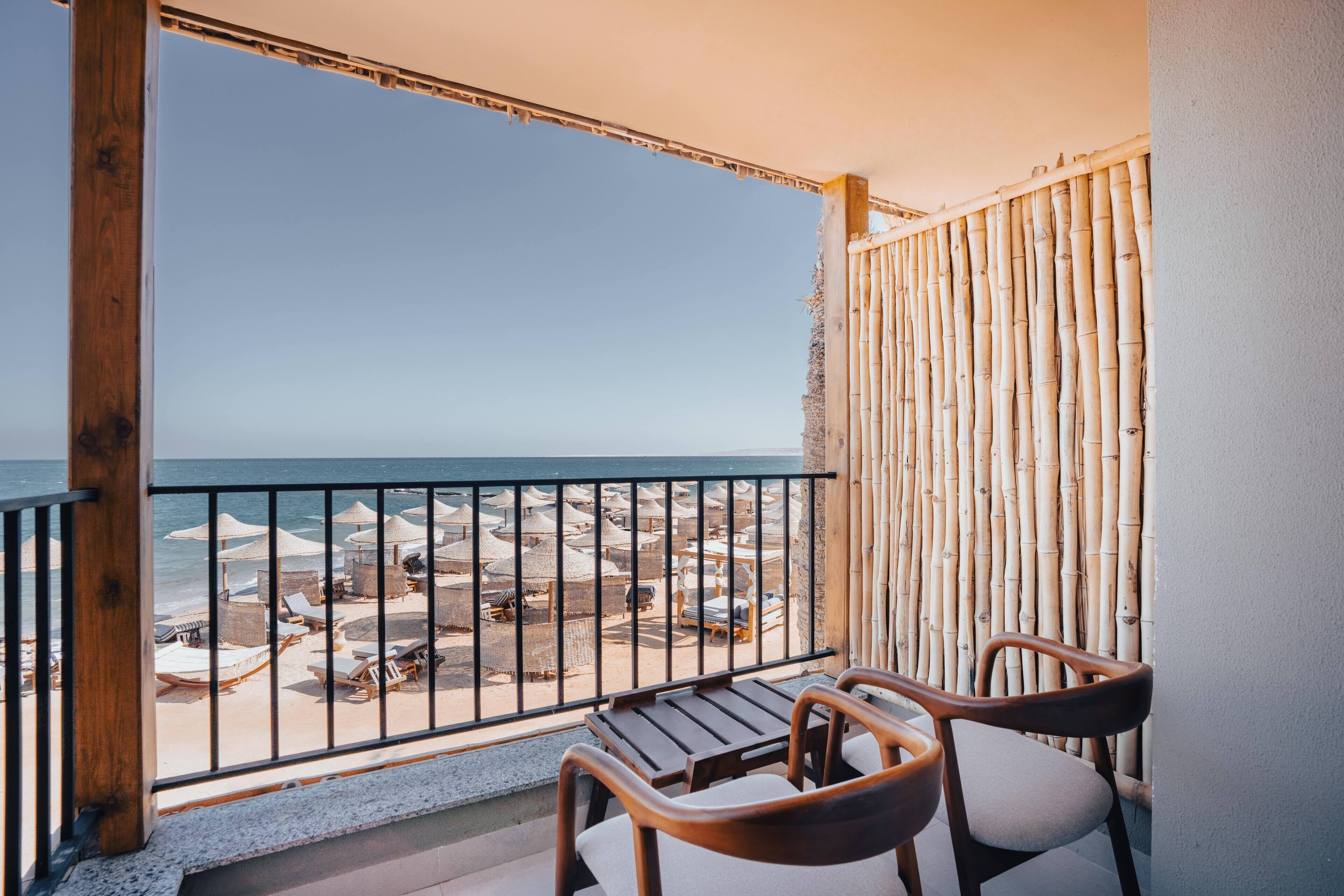 Safe på rommet, skrivebord, blendingsgardiner og lydisolert