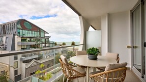 Outdoor dining - The Halo Port Melbourne Bay and City Views (Port Melbourne)