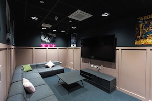 Lobby sitting area - Student Only Stanley Studios (Portsmouth)