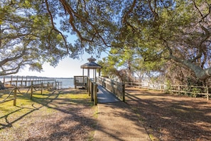 المنطقة المحيطة بالمنشأة