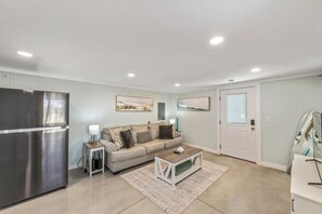 TV - Studio, King Bed, Fast Wi-Fi, By The Bay (Kill Devil Hills)