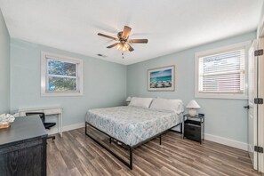 Desk, WiFi - King Bed, Fast Wi-FI, Beach Home (Kill Devil Hills)