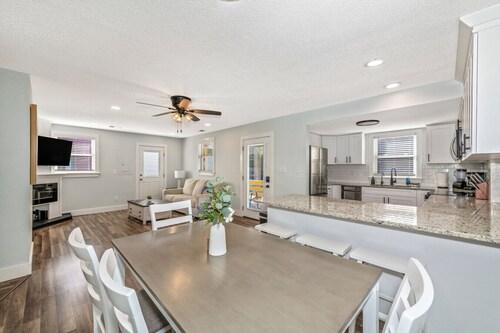 King Bed, Fast Wi-FI, Beach Home