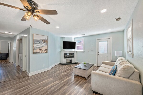 Living area - King Bed, Fast Wi-FI, Beach Home (Kill Devil Hills)