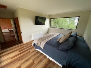 3 chambres, fer et planche à repasser, Wi-Fi, draps fournis