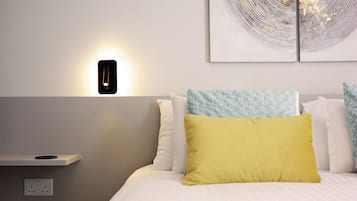 Ático, 2 habitaciones, cocina | Cortinas opacas, tabla de planchar con plancha, wifi gratis