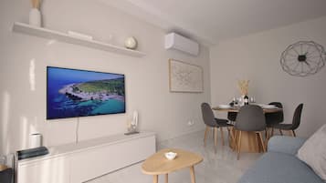 Cobertura, 2 quartos, cozinha | Área de estar | TV de tela plana