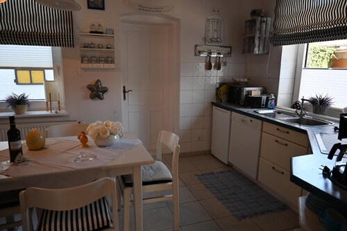 Cozy older cottage in the city center