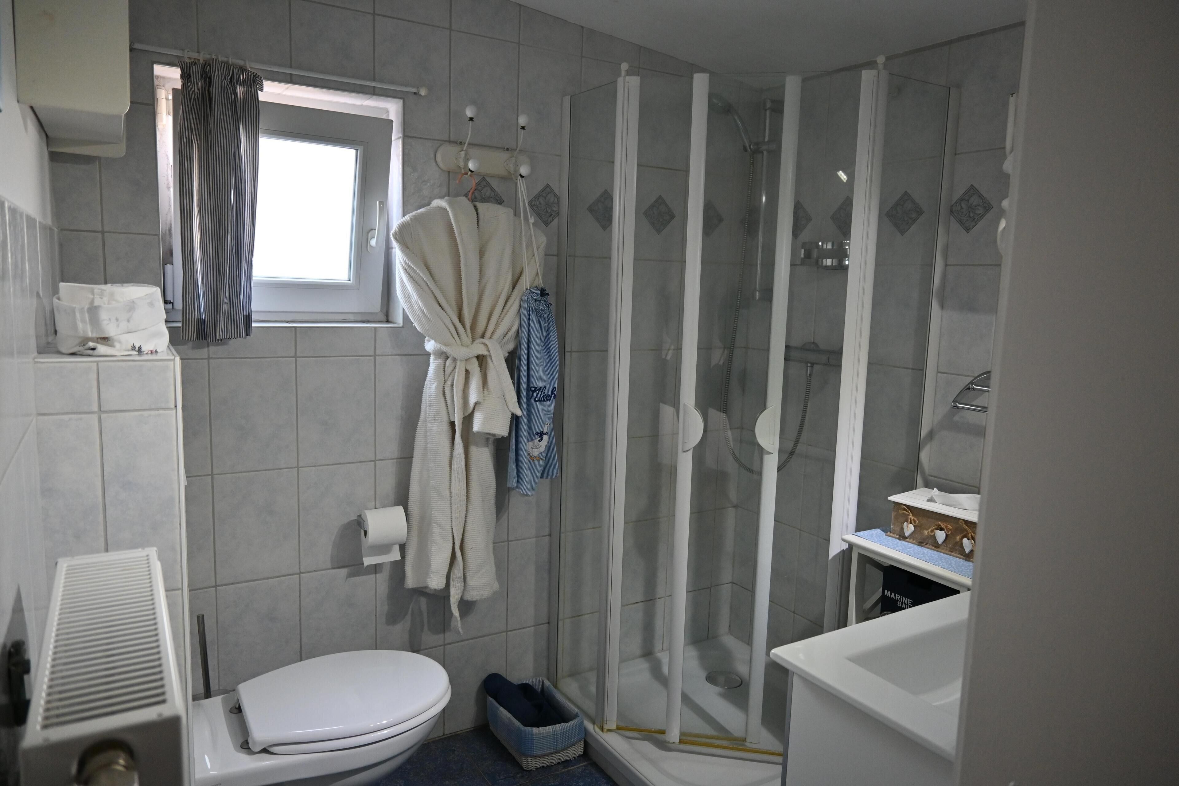 Dusche, Handtücher, Seife, Toilettenpapier