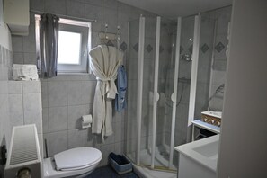 淋浴设施、毛巾、肥皂、卫生纸