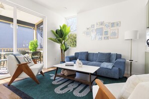 Living area - Luxury Hot Tub 3BR Suites near Duke (Durham)