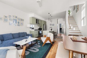 Living area - Luxury Hot Tub 3BR Suites near Duke (Durham)