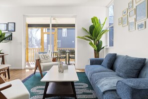 Living area - Luxury Hot Tub 3BR Suites near Duke (Durham)