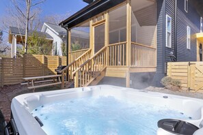 Terrace/patio - Luxury Hot Tub 3BR Suites near Duke (Durham)