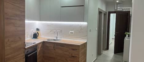 Fridge, oven, stovetop, dishwasher