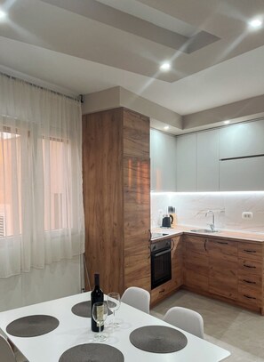Fridge, oven, stovetop, dishwasher - comfort 1bdr apartment with private parking III-IV (Tivat)