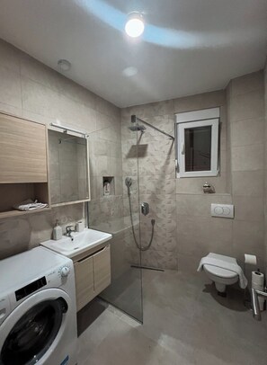 Shower, hair dryer, towels, soap - comfort 1bdr apartment with private parking III-IV (Tivat)