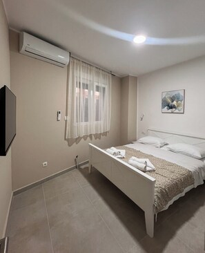 1 bedroom, iron/ironing board, travel cot, free WiFi - comfort 1bdr apartment with private parking III-IV (Tivat)