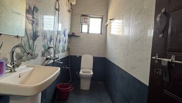 Quarto casal luxo, 1 cama Queen, vista para a cidade | Banheiro | Chuveiro, sabonete