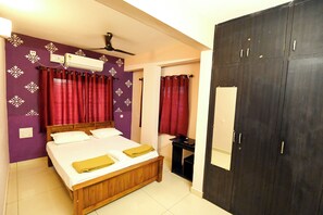 Quarto casal luxo, vista para a cidade | Escrivaninha, Wi-Fi de cortesia