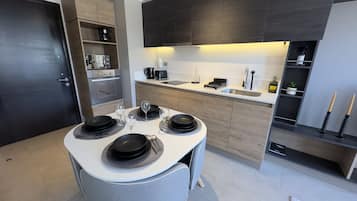 Apartamento Confort, balcón, vistas a la ciudad | Comedor