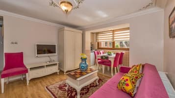 Departamento Deluxe, vista a la ciudad | Área de sala de estar