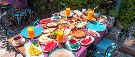 Petit déjeuner préparé sur commande (9 EUR par personne)