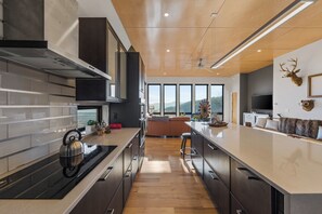 Fridge, microwave, oven, stovetop - Candler Modern / Mountain & Forest Views + Bbq (Candler)