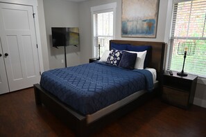 2 bedrooms, iron/ironing board, WiFi, bed sheets - Cozy 2-bedroom 2 bath townhome near Asheville with Fireplace, walk-in shower (Swannanoa)