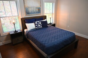 2 bedrooms, iron/ironing board, WiFi, bed sheets - Cozy 2-bedroom 2 bath townhome near Asheville with Fireplace, walk-in shower (Swannanoa)