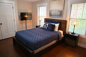 2 bedrooms, iron/ironing board, WiFi, bed sheets - Cozy 2-bedroom 2 bath townhome near Asheville with Fireplace, walk-in shower (Swannanoa)