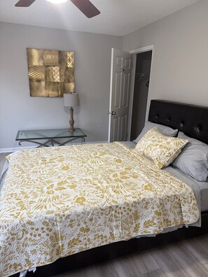 2 habitaciones, tabla de planchar con plancha, wifi y ropa de cama 