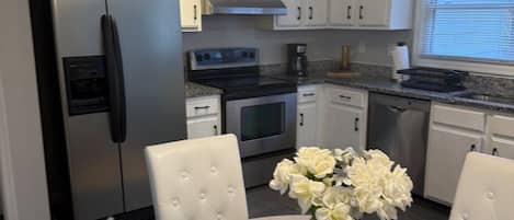 Micro-ondes, four, plaque de cuisson, lave-vaisselle