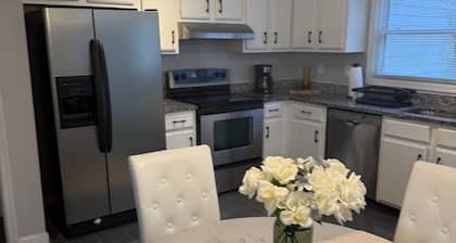 Charming 2‑Bedroom Townhome in the Heart of Roswell