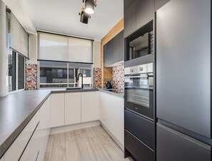 Coffee/tea maker, fridge, microwave, oven - Aurora Pacific U12 Walk To Kings Beach & Shops (Kings Beach)