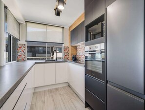 Fridge, microwave, oven, stovetop - Aurora Pacific U12 Walk To Kings Beach & Shops (Kings Beach)