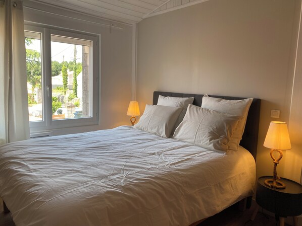 2 habitaciones, tabla de planchar con plancha, wifi y ropa de cama 